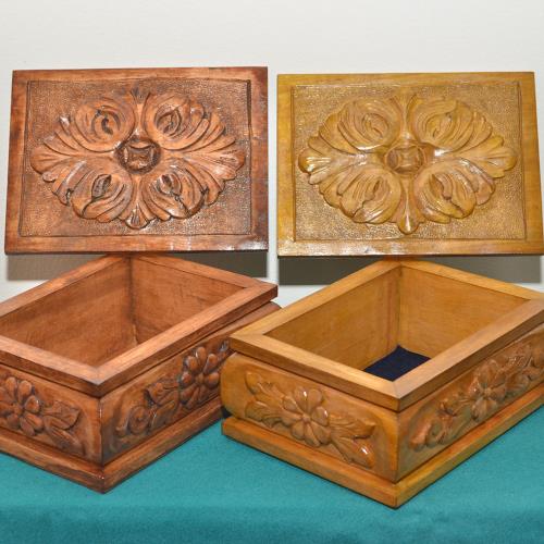 Caja de madera tallada y laqueada a mano