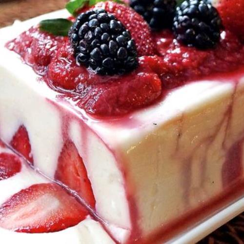 Torta helada de frutilla y frambuesa