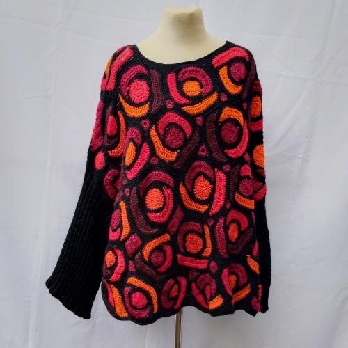 un suéter, poncho con mangas