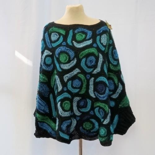 un poncho con mangas