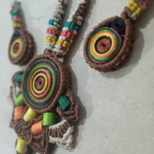 Conjunto collar aros hecho en cinta, terminaciones en Macramé...