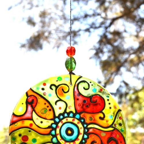 colgante mandala en vidrio, tecnica: falso vitraux