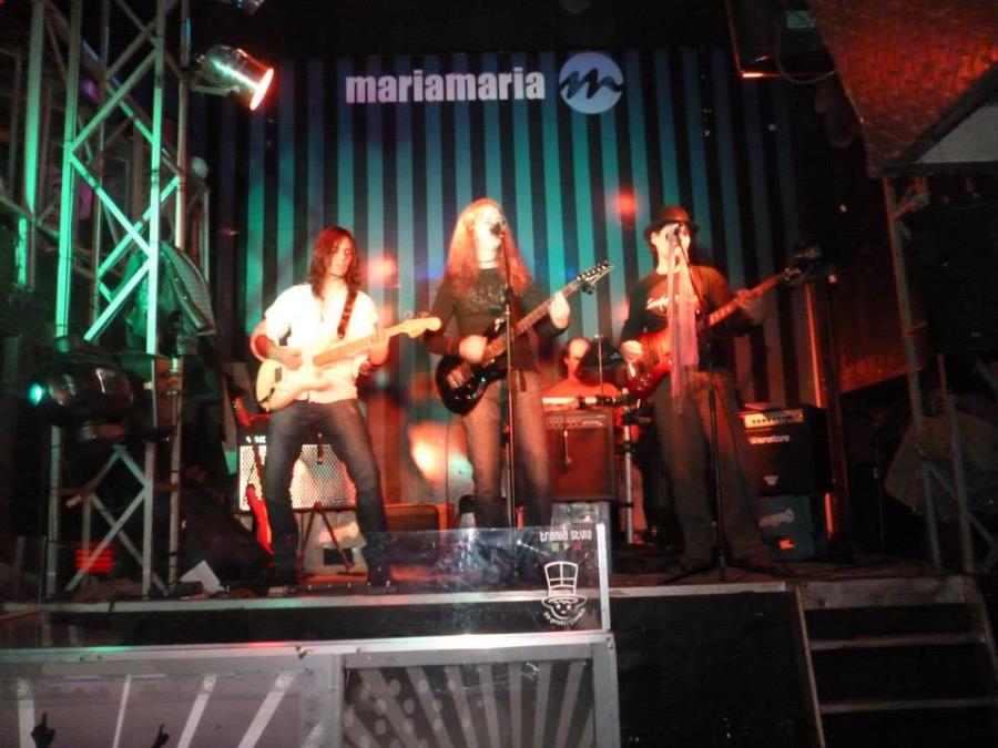 Recital de la banda EL PRISMA en María María